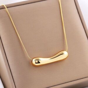 Sleek Gold Pendant Necklace